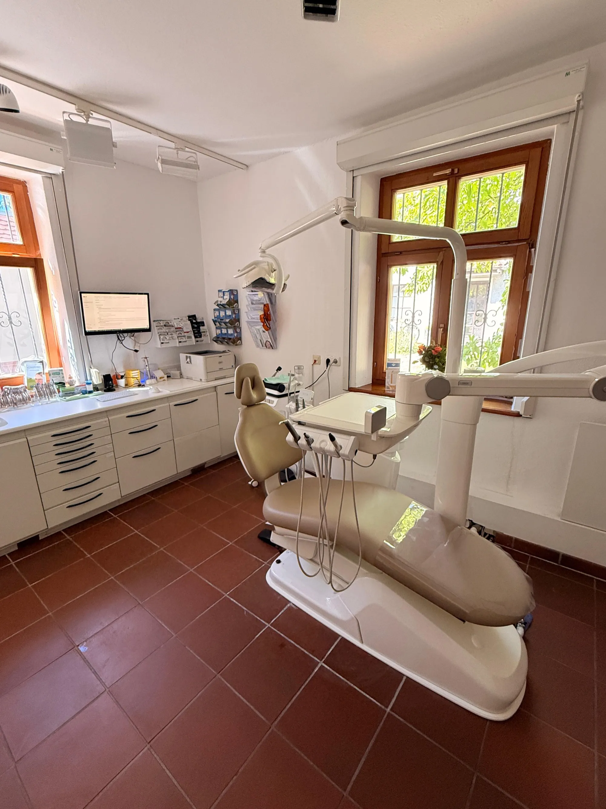 Das helle Behandlungszimmer mit Blick ins Grüne