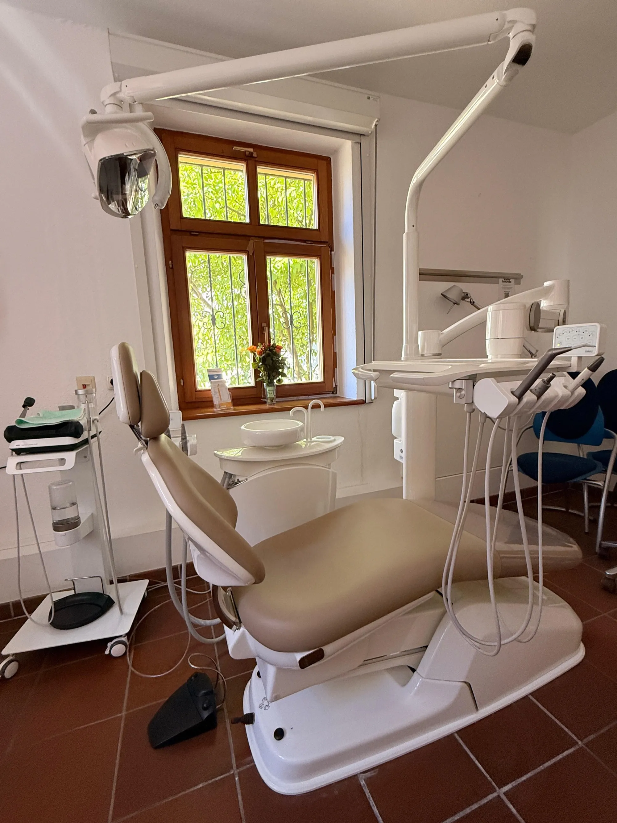 Behandlungszimmer der Praxis mit Bildschirm für die digitale Planung