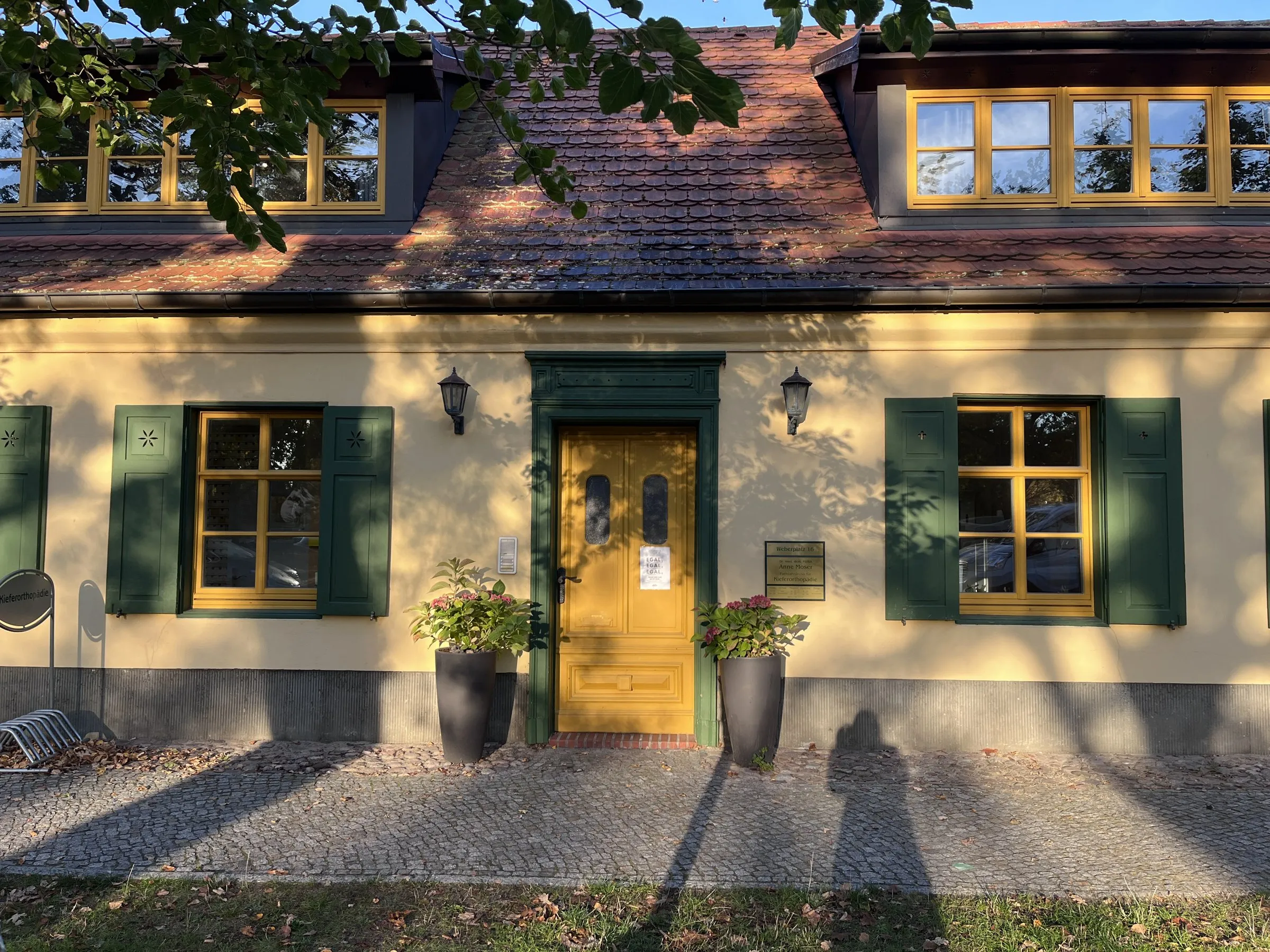 Das Weberhaus am Weberplatz in Potsdam-Babelsberg im Abendlicht